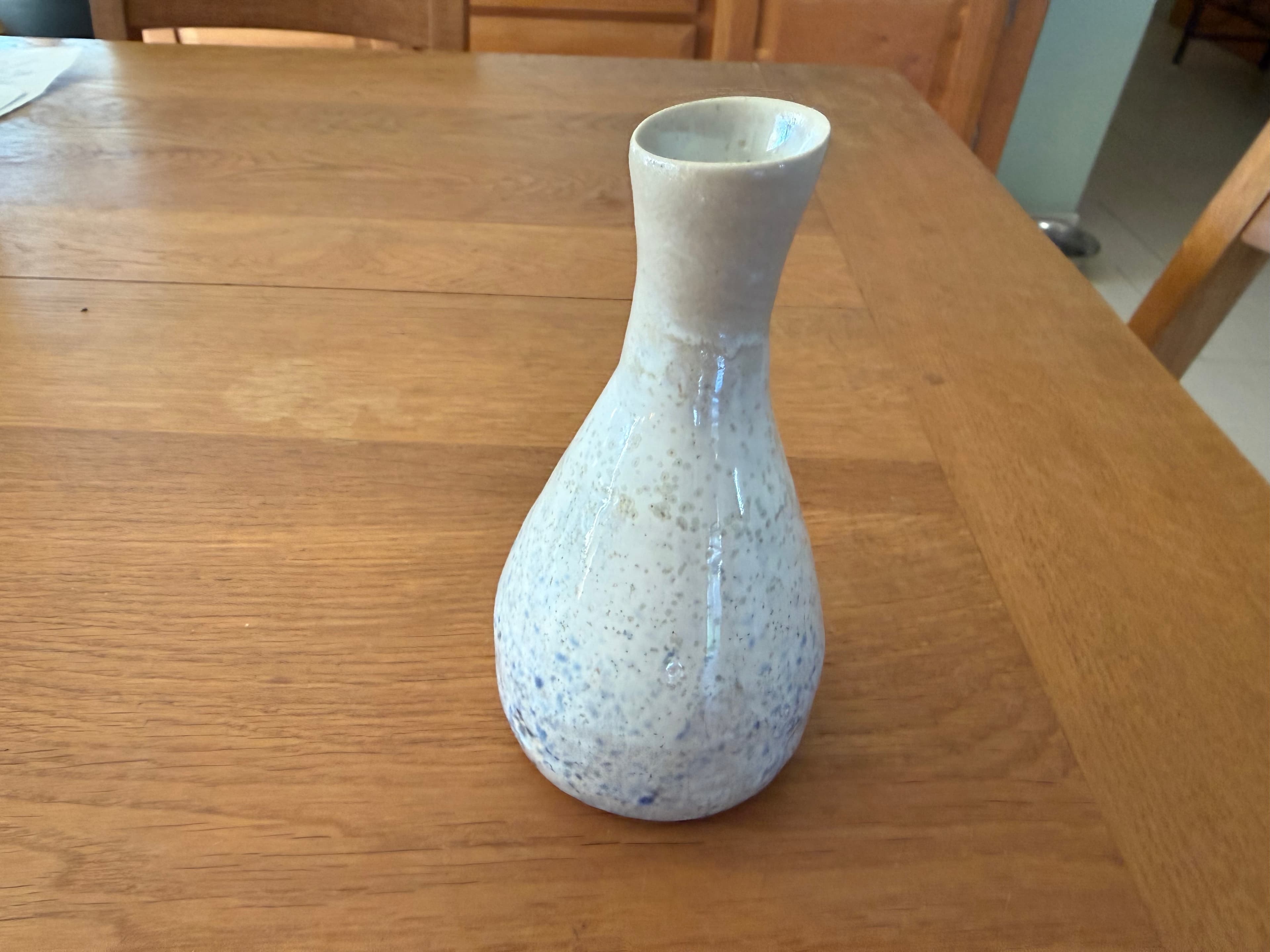 Vase blanc moucheté